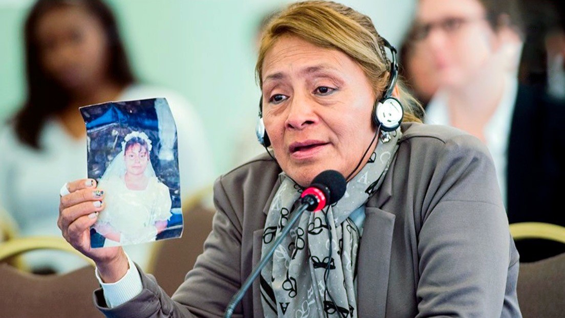 Foto: La víctima, Petita Albarracín, sostiene una foto de su hija, Paola Guzmán Albarracín